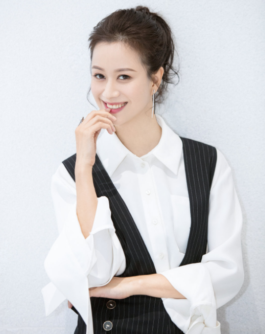 关之琳|“狠女人”倪虹洁：21岁被骂变性人，30岁开客栈，她比你想的精彩