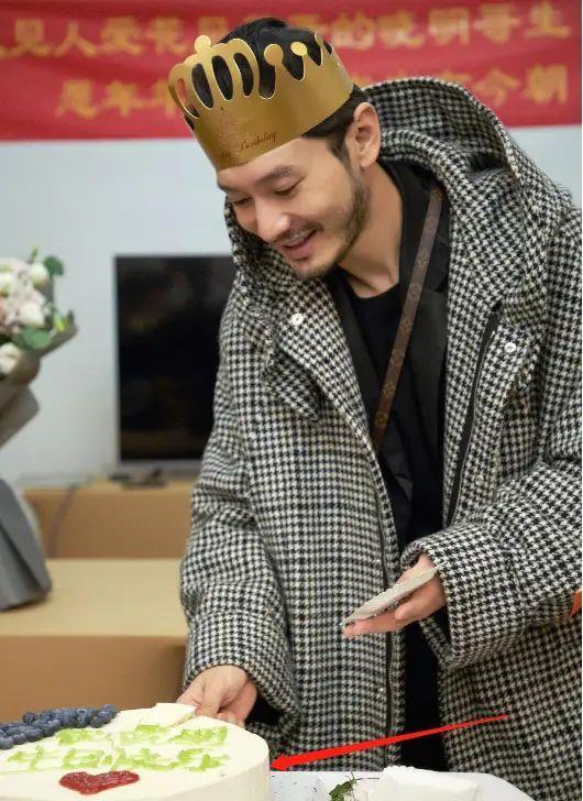 苹果|黄晓明因减肥导致健康受损，断食加汗蒸瘦脱相，一天只吃一根黄瓜