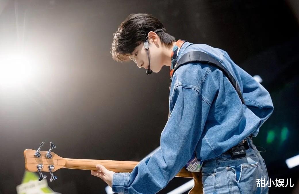 王小咪|INTO1张嘉元：从乐团到男团，他撕掉“皇族”的标签了吗？