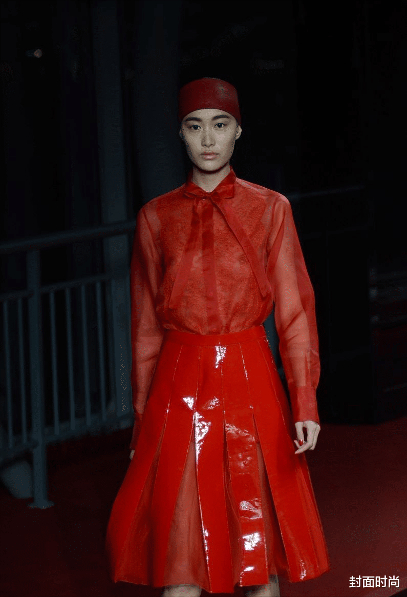 封面时尚|秦舒培气质真不赖，“上透下亮”的搭配也就她能驾驭，红的挺特别