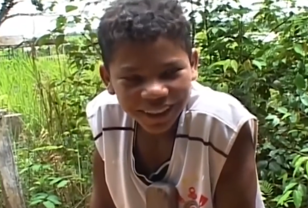 奇趣大天|玩命小孩！？巴西亚马逊河道，激流中用生命售卖的商贩！