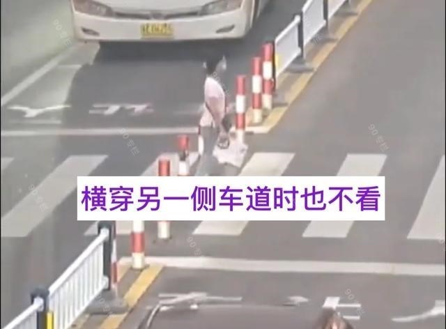 苏州:女子正常过斑马线被车撞,没想还被网友骂,“行人无责?”