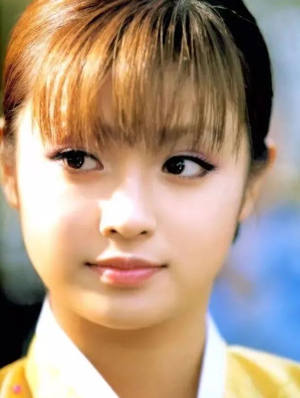 张雨绮|走丰腴路线的张雨绮突然瘦成筷子？和小8岁男友合体官宣，生图反倒惊艳