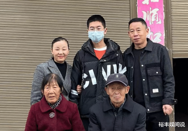 |恭喜！孙海洋已经成功接到儿子，迫不及待拍下一家三口的合照