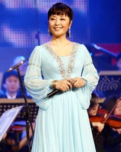 朱迅|64岁的殷秀梅为何无儿无女？二婚洋老公道出真相，一般人真不敢娶