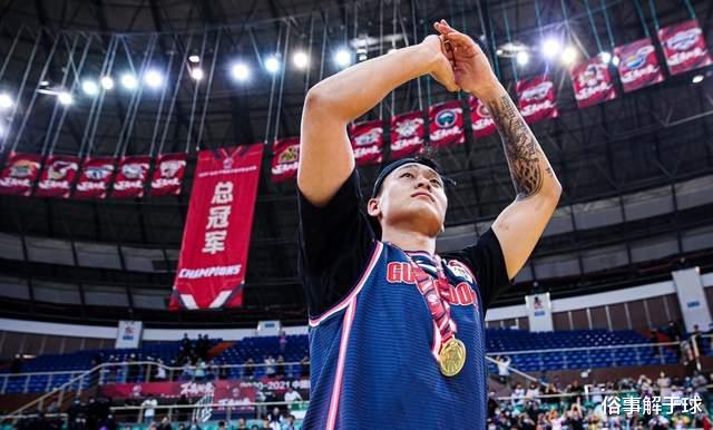 趙睿|淚目！杜鋒安慰痛哭的郭艾倫，趙睿穿馬尚球衣領(lǐng)獎(jiǎng)，楊鳴鼓掌祝賀