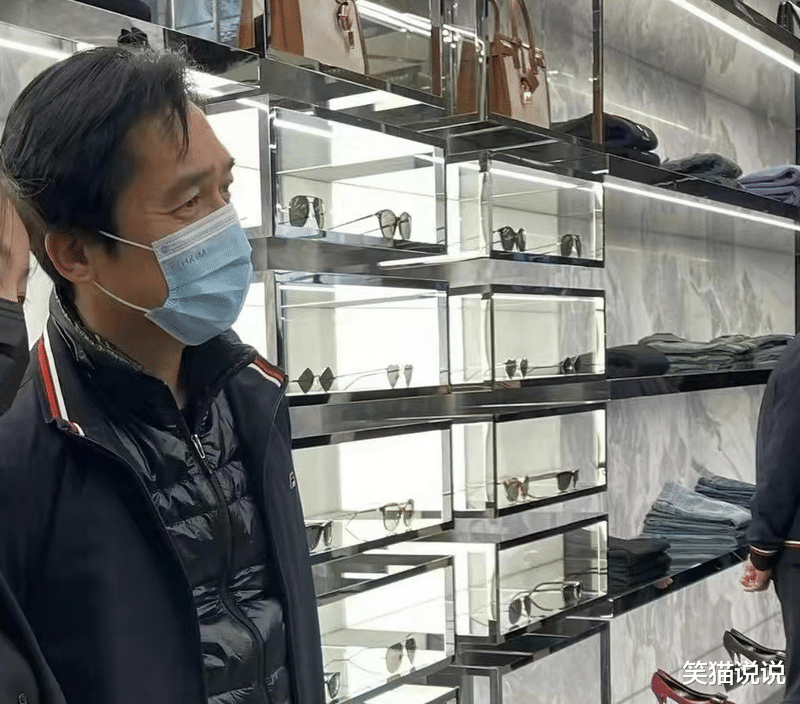 梁朝伟|刘嘉玲晒全家福为母亲庆生，宝石项链钻戒好抢眼，梁朝伟罕见同框啤酒肚明显！