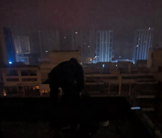 生活报 冷雨夜，女子双脚悬空坐在18楼顶平台……