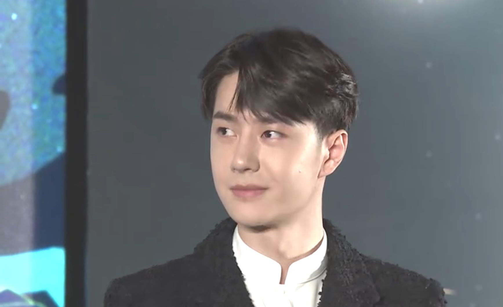 王一博|王一博片场笑不停，赞百里弘毅是技术流，几秒钟解开鲁班锁