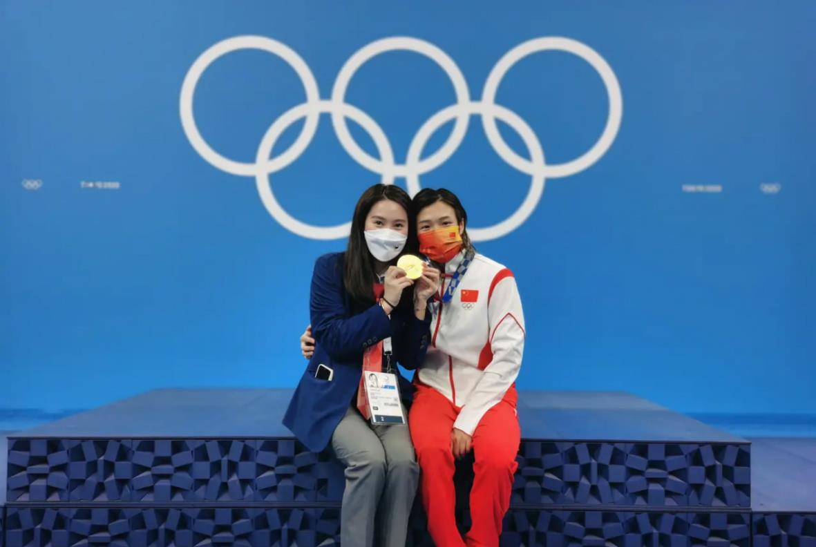 方脸妹说时尚|郭晶晶奥运追星成功!穿评委工作服忙合影摆爱心,跳水女王变迷妹