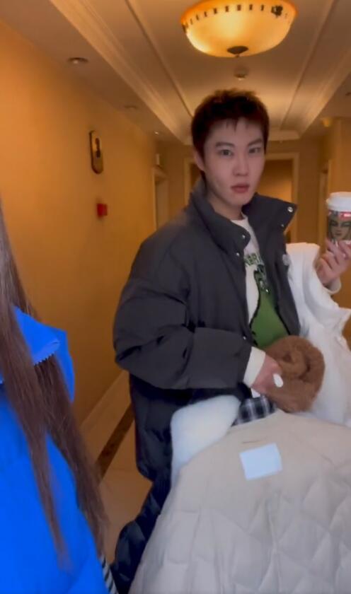 赵本山|赵本山女儿豪宅内直播，男友当工具人，31岁还撒娇吻球球手甜齁