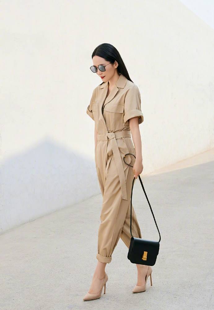 混搭时尚Anna|真正见过世面的女人，穿衣打扮都讲究这4点，上了年纪也是女神