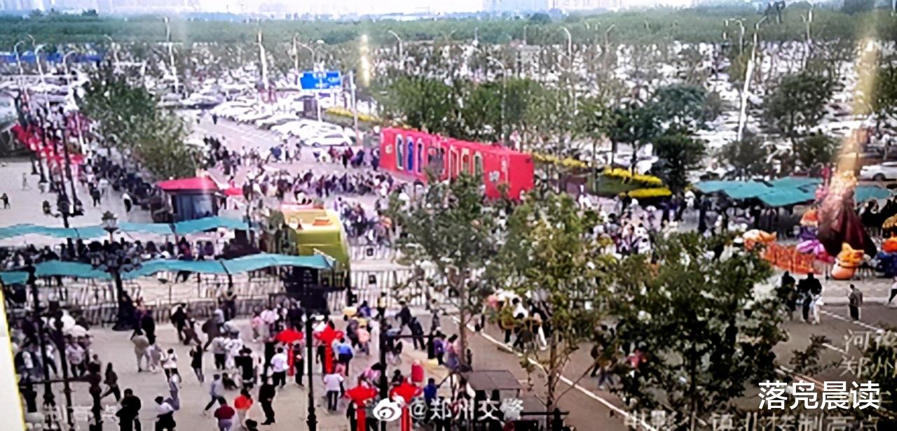 落凫晨读 五一小长假  郑州中牟各景区游客爆棚  交警全员上岗保畅通