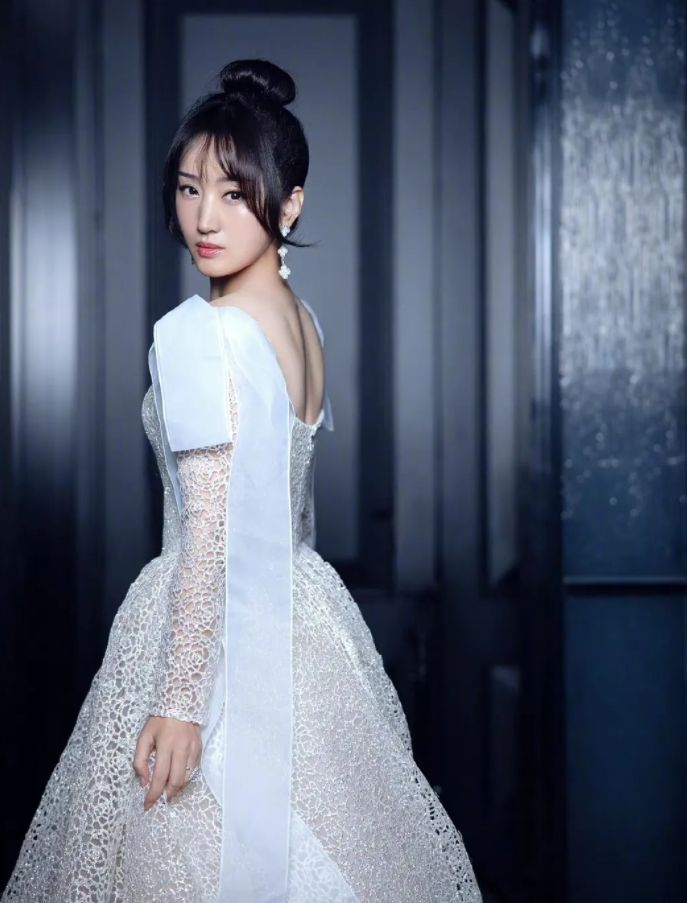 闲鱼有话说 50岁杨钰莹有扮嫩本钱,穿镂空长裙配丸子头,分明是25岁少女模样