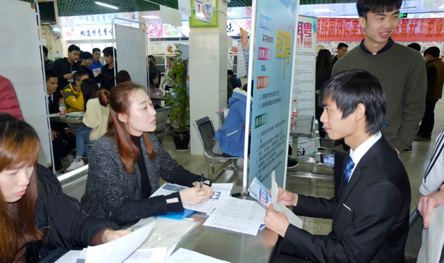 hr|名企HR直言招聘潜规则，“这些毕业生，不看简历就已经被淘汰了”