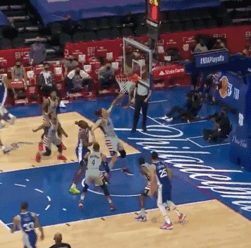 德怀特·霍华德|又扣又帽！霍华德终于爆了！16分钟12分8板！湖人真不该放走他