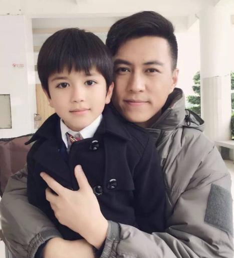 靳东|靳东妻子李佳，晒出近照，打扮低调随性，他们的大儿子实在太帅了