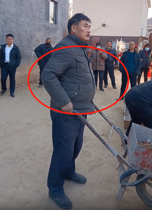 朱之文|大衣哥朱之文干活被邻居围观，穿衣朴素身材臃肿，一车土轻松推走