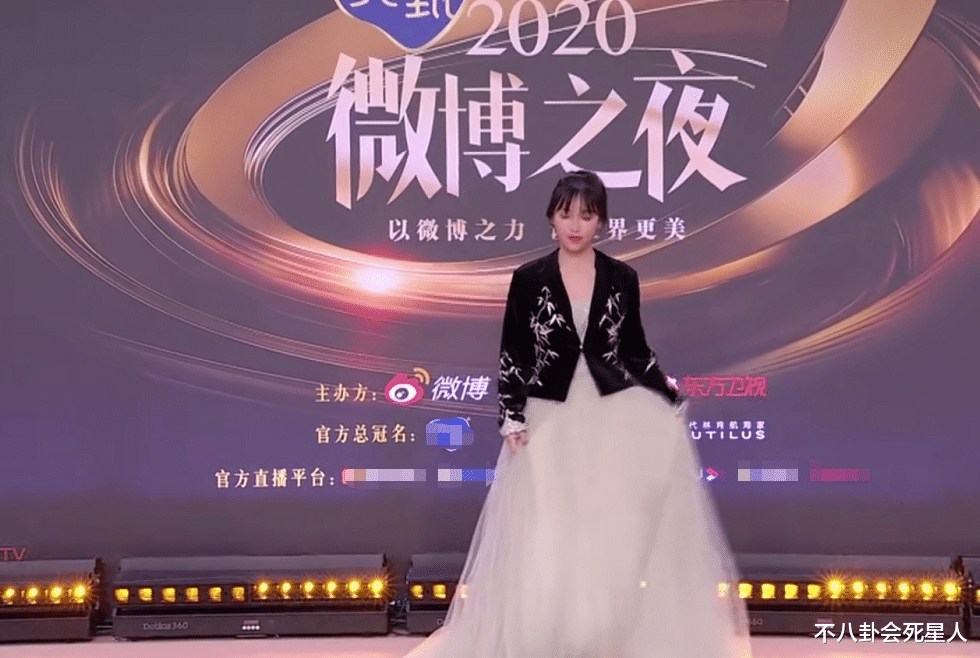 李子柒|微博之夜成身高“照妖镜”，李子柒穿高跟难救，丁真幻灭像小学生