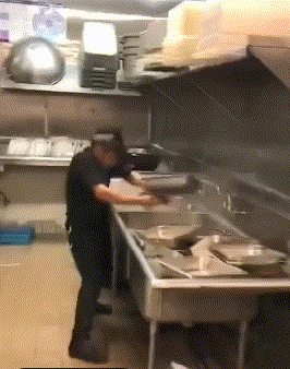 萌宠欢乐多 第一次见这样刷碗的，很是暴力！