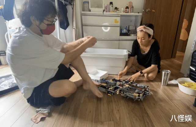 密室大逃脱|陈意涵挺孕肚陪儿子游泳,素颜黑眼圈重显憔悴,称二胎比一胎辛苦