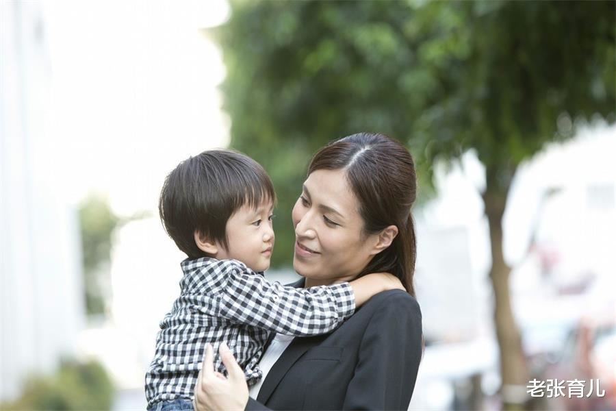 老张育儿|孩子明明会走路,为何出门总让抱?背后原因让人心疼