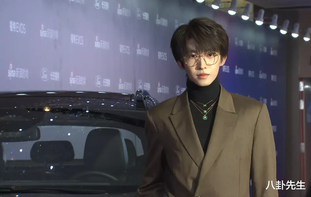 蒋勤勤|最新红毯：蒋勤勤像乡村企业家，程潇红裙诡异，男星穿厚底鞋增高