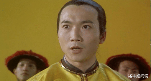 邹兆龙|54岁邹兆龙现身路边小店，打扮朴素毫无明星架子，热情与粉丝合影