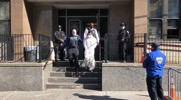 胡思乱想是我的作风 纽约29岁华女遭男友性虐残杀 陈尸公寓 鲜血溅满地 被一路拖到走廊上