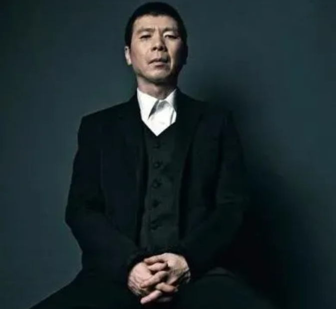 冯巩|隐瞒28年,冯小刚与冯巩关系终于藏不住了,网友:真是没想到