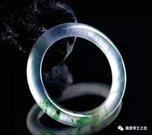 |翡翠手镯是扁的好还是圆的好？