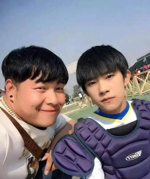 易烊千玺|易烊千玺私下不常见合影，估计你也想有这么一张与易烊千玺的合照！