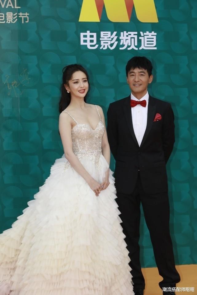 佟丽娅|佟丽娅这婚真是离对了，感觉胆子越来越大，穿衣服也越来越客气了