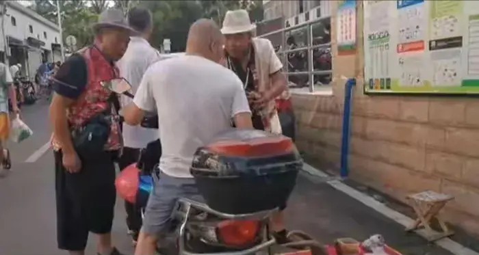 趣事说吧 海口男子在路边摊买了一截羊角 与摊主发生争执