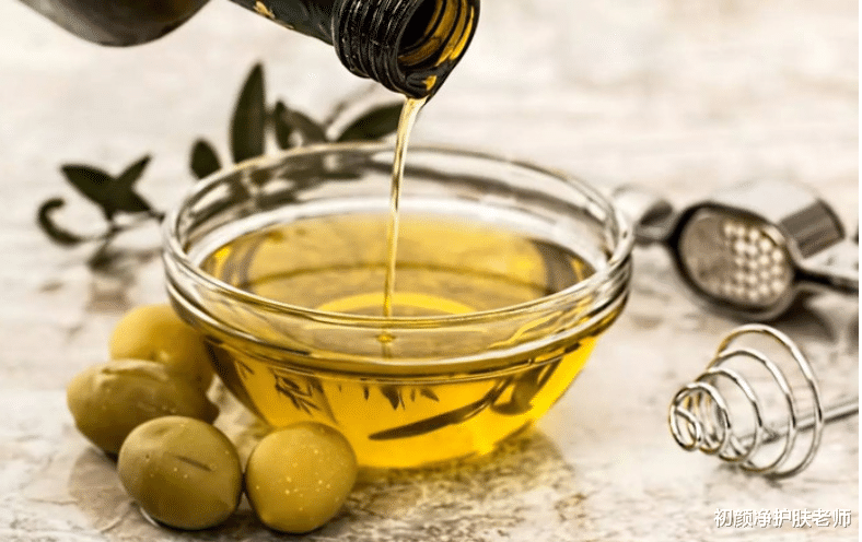 化妆品 为什么你一化妆就长痘？问题可能出在这些细节上！