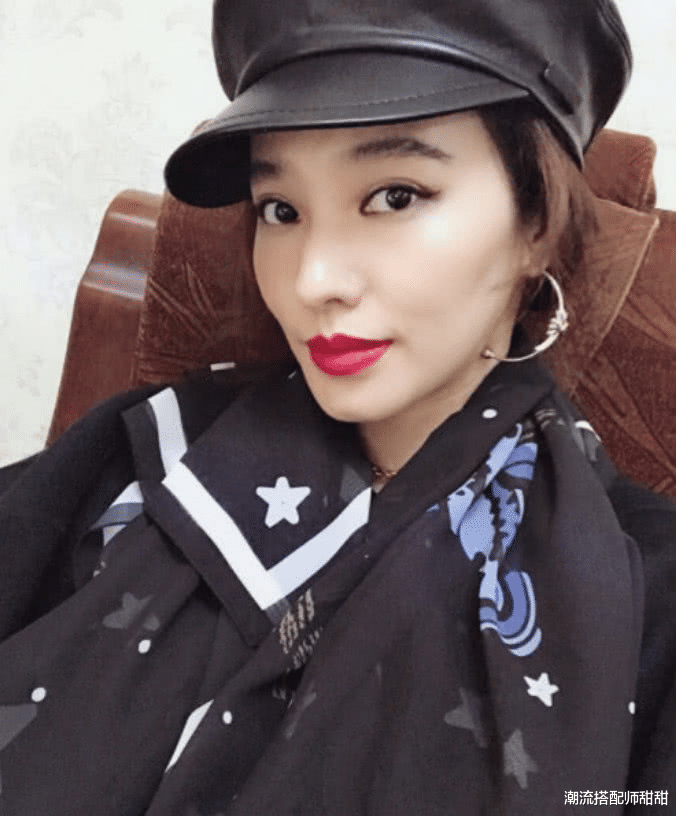 潮流搭配师甜甜 欧弟的前妻还挺有范的，五官很有欧美感，帽子加分很有个性