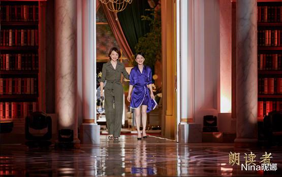 周迅|周迅佛系过猛！冬天双穿棉袄配半身裙赶飞机，脚下黑色凉拖太抢镜