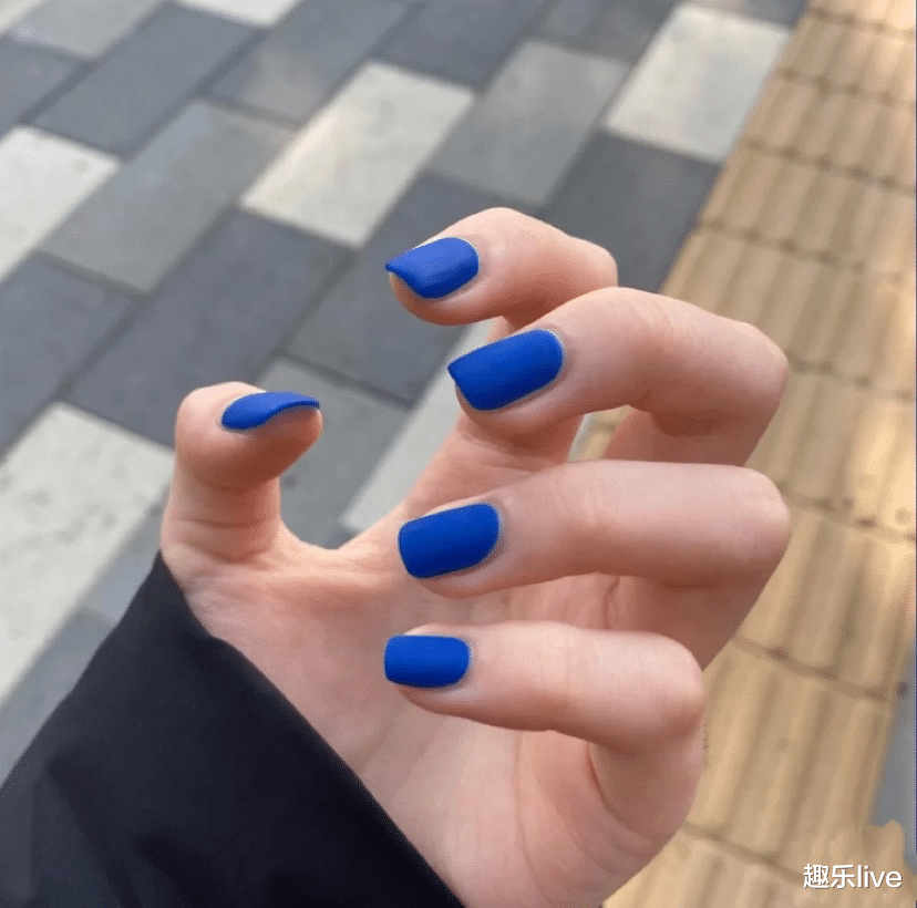 连衣裙 冬天也要美出新花样!最近大火出圈的美甲,你最pick哪一款?