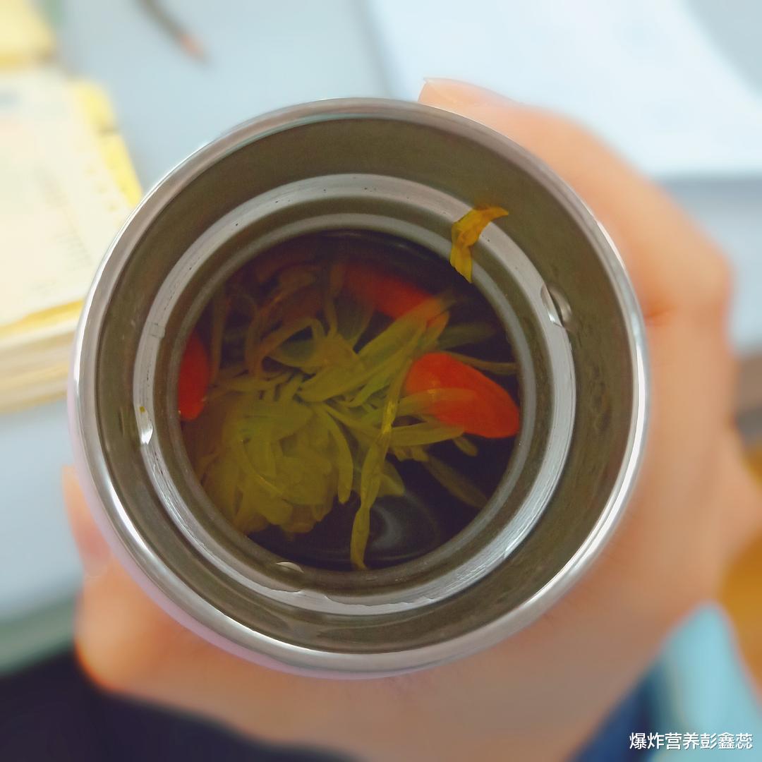 爆炸营养彭鑫蕊 经常在保温杯里泡枸杞，真能起到养生的作用吗？辟谣：先别误会