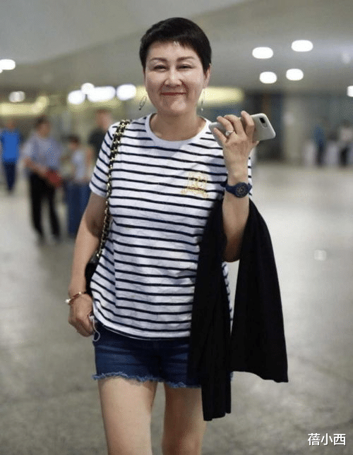 张凯丽真有魅力，穿棕色皮衣配牛仔裤活力满满，中年女性穿搭范本