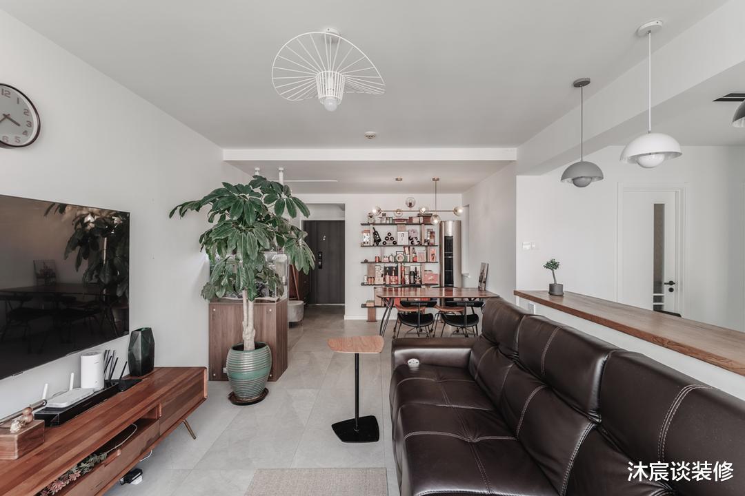 年轻人真会玩，用窗帘隔出一间卧室，吧台当沙发背景，生活太幸福