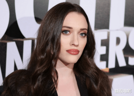 |破产姐妹Max晒钻戒，恋情公开不到10天就订婚，网友：老公像泰山