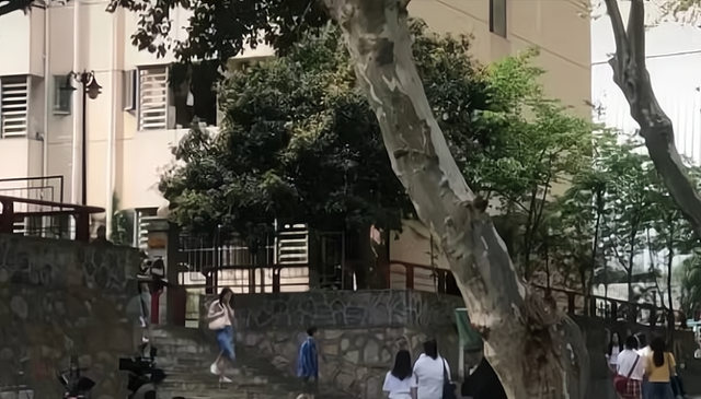 胡歌|南京大学拍戏遇冷：学生拿个盒饭、像偷外卖的、还要被人家骂