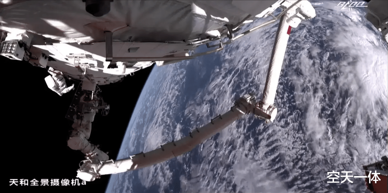 微生物 我国航天员自拍睡眠舱，每人都有一扇小窗户，头枕星空入眠