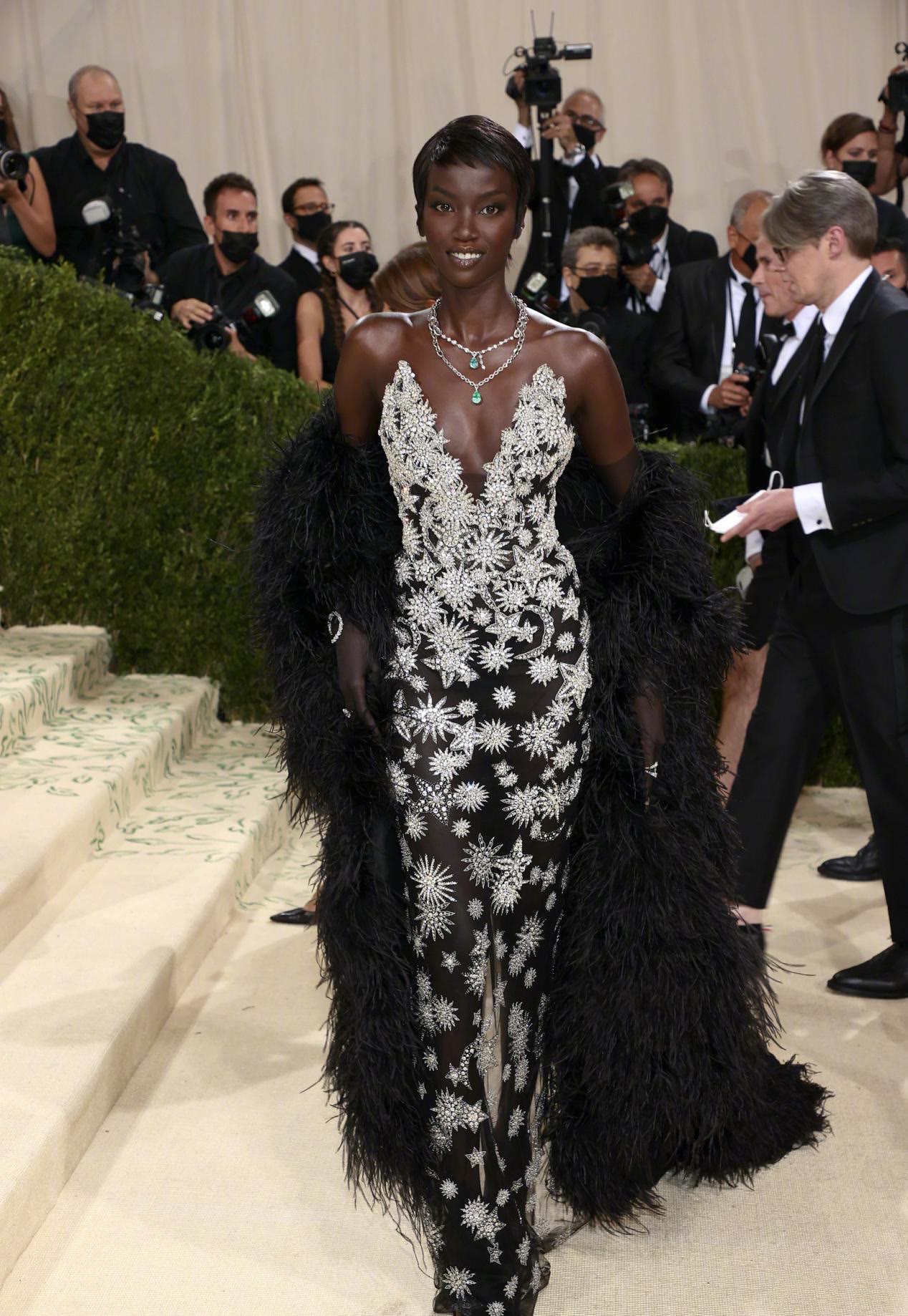 时尚圈的奇葩大喵|MetGala红毯今年的主题太难,肯豆蕾哈娜都跑题,露内裤着实多余