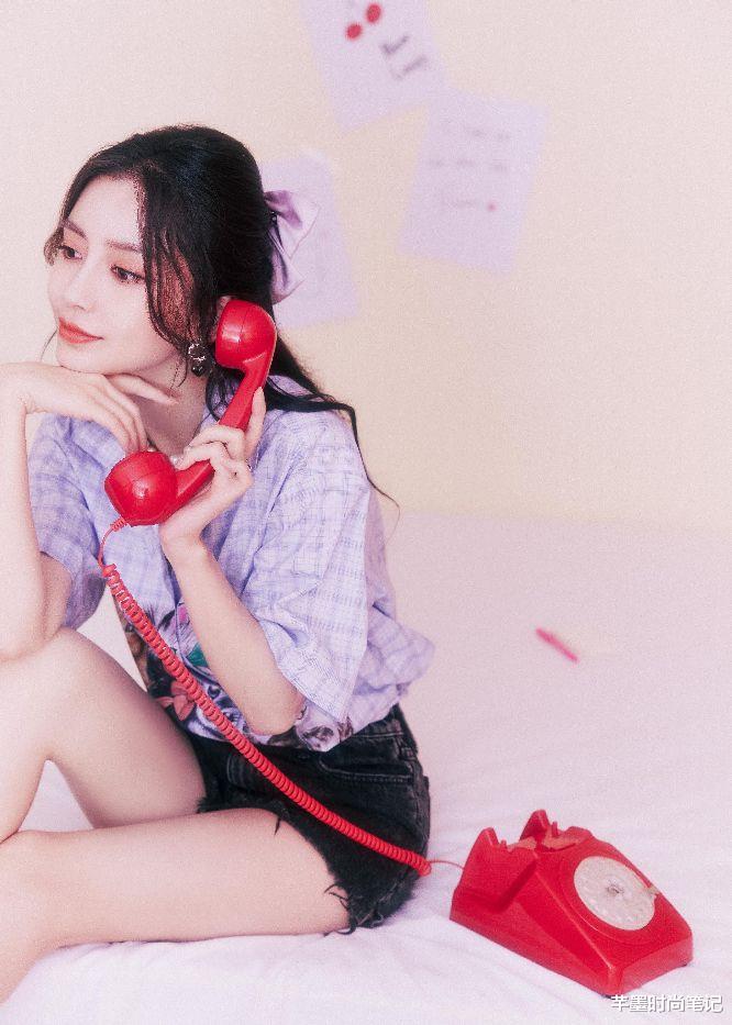 芊墨时尚笔记|杨颖穿出“三亚度假”凉爽范，晕染色短裤搭无袖条纹衫，清新浪漫