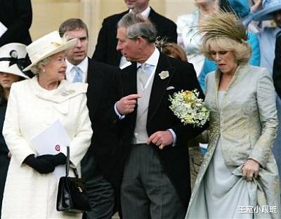 查尔斯王子 16年前卡米拉的婚礼，羽毛头饰中看不中用，在风中时刻捂着好尴尬