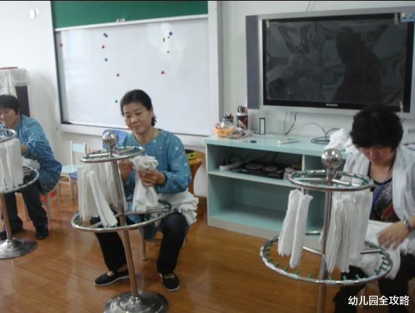 幼儿园全攻略|幼儿园保育员是怎样的存在?请不要叫她们“阿姨”,她们也是老师