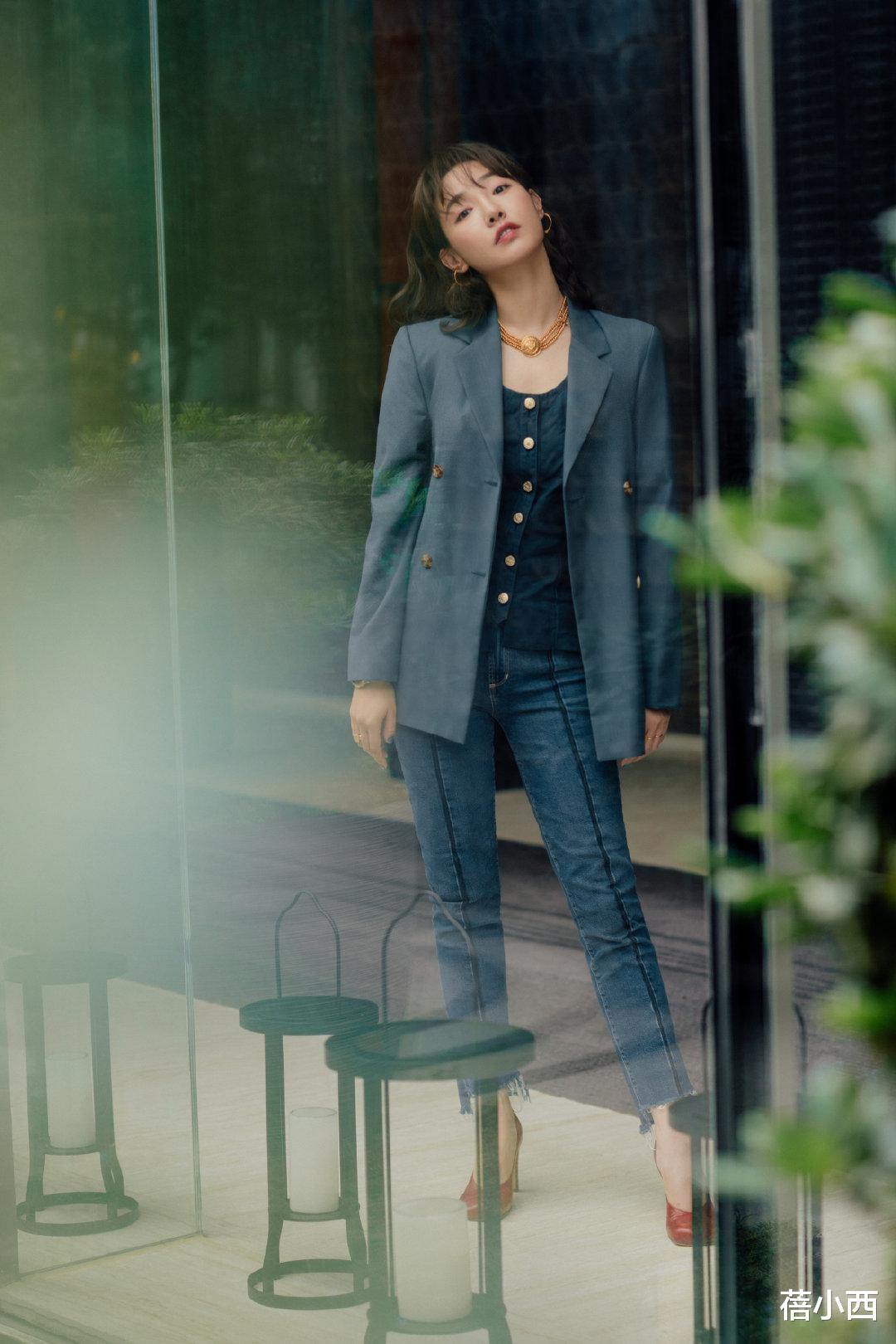 蓓小西 白百何的原装身材真丰满！穿粉色深V领连衣裙，像换了个人似的