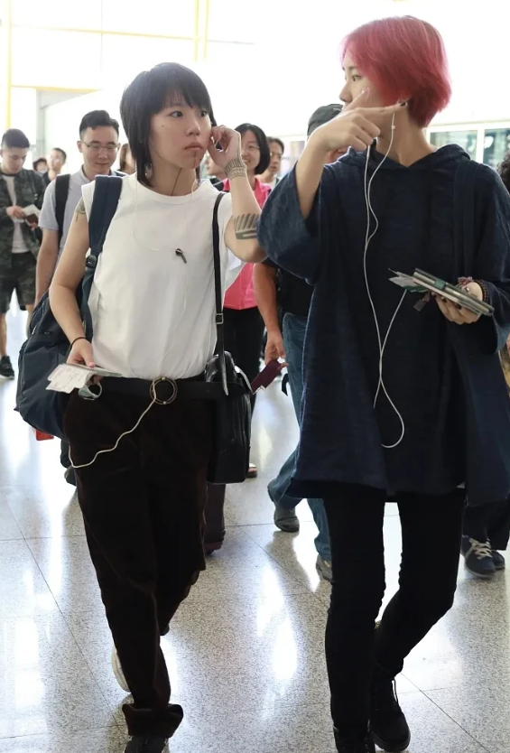 窦靖童|王菲女儿窦靖童，携妹妹窦家媛走机场，粉色头发个性十足